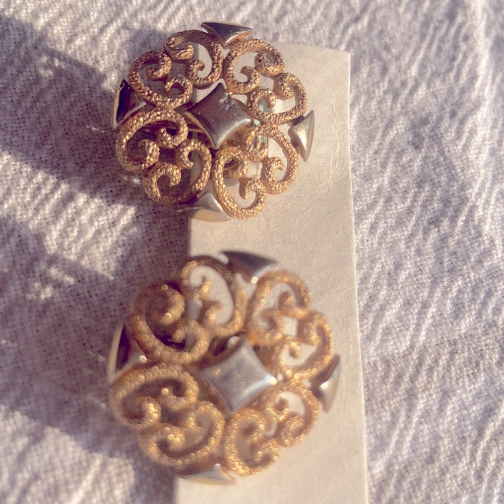 Elegant Gold Vintage clip-on Earrings